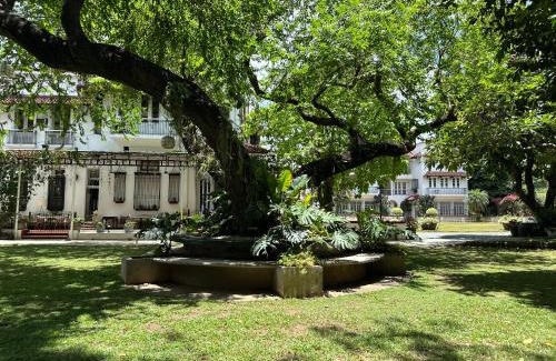 Bagong Lipunan Ng Crame Apartment | MiraNamin Nest LIRYO Suite in Unique Historic Home - Garden Access, Family Friendly, Shared Kitchen