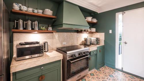 Bagong Lipunan Ng Crame Apartment | MiraNamin Nest LIRYO Suite in Unique Historic Home - Garden Access, Family Friendly, Shared Kitchen