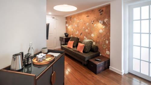 Bagong Lipunan Ng Crame Apartment | MiraNamin Nest ROSAL Suite in Unique Historic Home - Garden View, Shared Kitchen