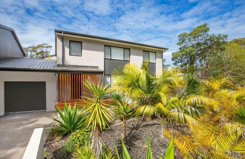 Culburra Beach House | Mirigaan I Pet Friendly I 8 Min Walk to Beach