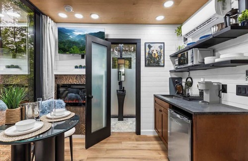 Caton Cabin | Mirror Cabin-Private-Hot Tub-FirePit-Luxury