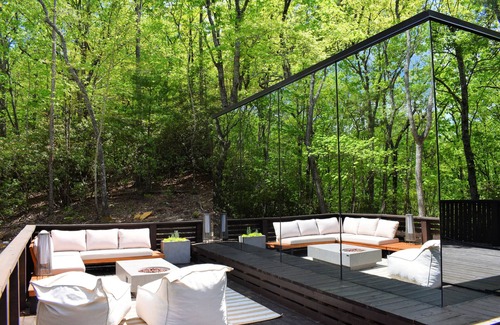 Clarkesville House | Mirror Häus in mountains! Ice bath, sauna, cedar tub, & large outdoor living.
