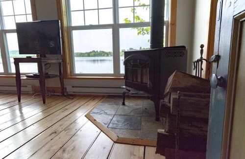 Dudswell Ski Chalet | Mirror Lakefront and SPA - A Fleur D'eau