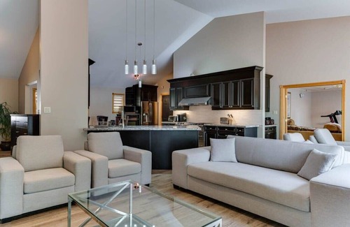 Port Carling House | Mirror Mirror! Fabulous newly renovated 8 bedroom Muskoka cottage