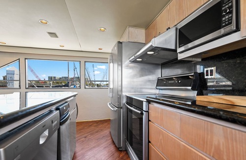 Downtown Charleston Boat Rental | Miss Emily - Dockside Downtown on a Super Yacht!
