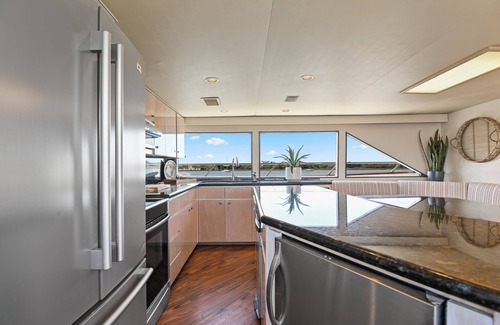 Downtown Charleston Boat Rental | Miss Emily - Dockside Downtown on a Super Yacht!