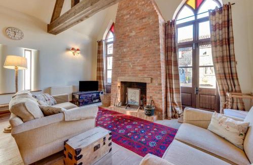 Docking House | Mission Hall