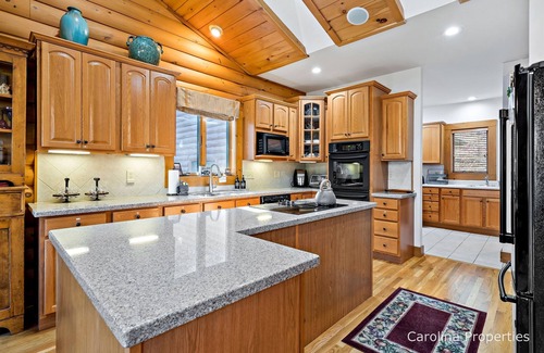 Mill Spring Cabin | Misty Mornings – Your Perfect Lakeside Retreat!