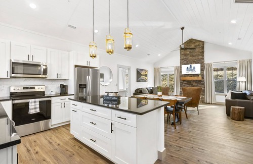 Branson Cabin | Misty River Retreat🌲 Fire Pit 🔥 Hot Tub 💦 Lake Taneycomo Access