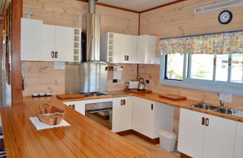 South West Rocks House | Mistys Beachside Cottage - Bring your own linen.