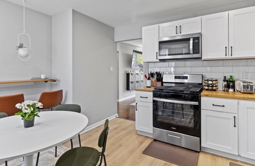 Milwaukee Apartment | MKE 2 Bed W/PKNG 15M Downtown