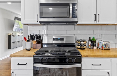 Milwaukee Apartment | MKE 2 Bed W/PKNG 15M Downtown
