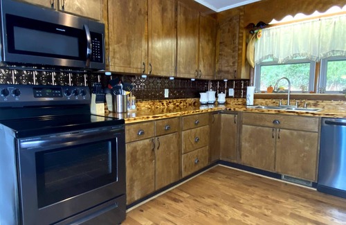 Sylva House | Mnt View Cottage. Calm, comfortable and clean