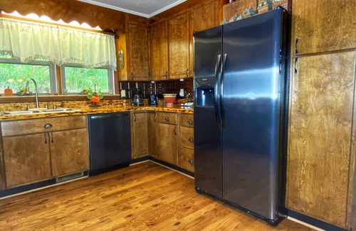 Sylva House | Mnt View Cottage. Calm, comfortable and clean