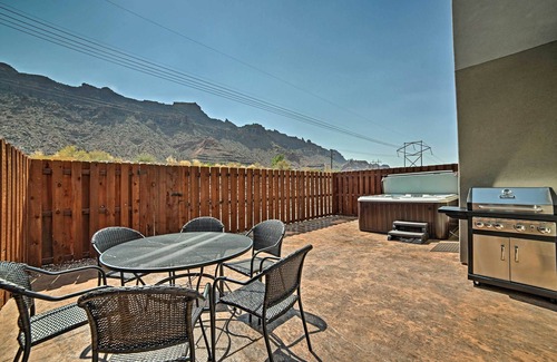 Moab South Valley Apartment | Moab Townhome w/Hot Tub & Patio - Near Arches