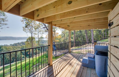 Groveoak Cabin | Moana-Themed Luxury Cabin with Lake Views, Hot Tub & Festive Decor