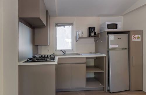 Lavilledieu House | Mobile Home 'Confort A - 1-8 Pers' with Shared Pool, Private Terrace and Shared Garden