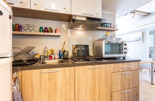Andernos-les-Bains RV Rental | Mobile Home 'Bungalow Grand Confort' with Shared Pool, Private Terrace and Air Conditioning