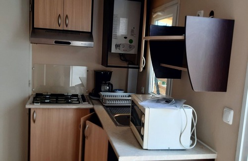 La Roque-d'Antheron RV Rental | Mobile Home 'Le 147 Aux Iscles' with Shared Pool, Private Terrace, and Air Conditioning