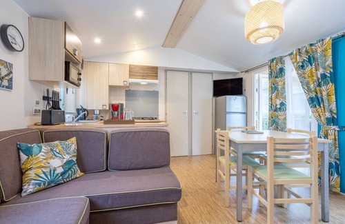 Pont-Aven RV Rental | Mobile Home 'Mobilhome 6 Pers Face Piscine' with Shared Pool and Private Terrace