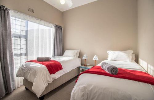 Betty's Bay House | Mocha Bay House by the Sea