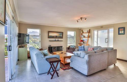 Betty's Bay House | Mocha Bay House by the Sea