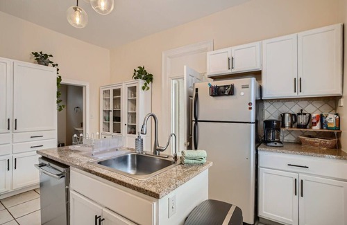 Lincoln Park House | Mod Downtown Perfection, 3BD w/Patio, Fast WIFI