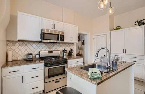 Lincoln Park House | Mod Downtown Perfection, 3BD w/Patio, Fast WIFI