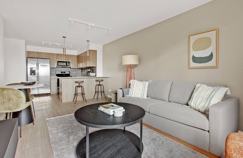 Near West Side Apartment | Mod Medical District 1BR w/W/D, Roof & Gym, nr Hospitals, by Blueground