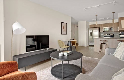 Near West Side Apartment | Mod Medical District 1BR w/W/D, Roof & Gym, nr Hospitals, by Blueground