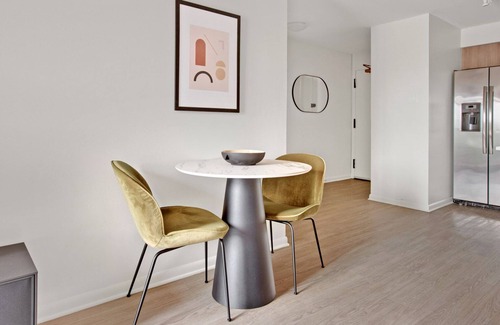Near West Side Apartment | Mod Medical District 1BR w/W/D, Roof & Gym, nr Hospitals, by Blueground