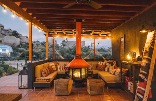 Pioneertown House | Mod West Ranch Breathtaking Boulder Playground
