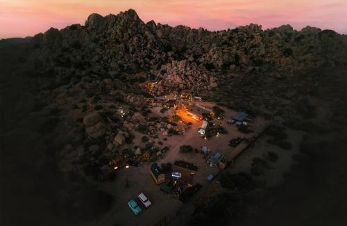 Pioneertown House | Mod West Ranch Breathtaking Boulder Playground