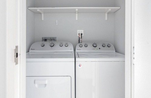 Noble Square Apartment | Mod West Town 3BR, walk to Blue Line, Wicker Park, by Blueground