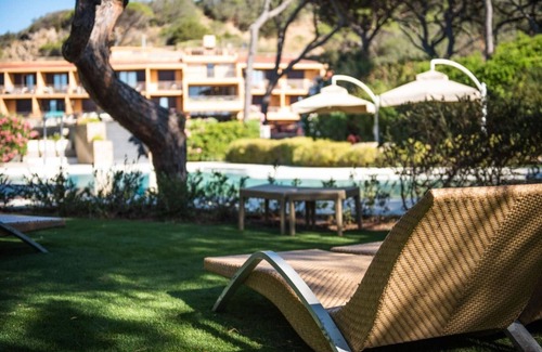 Roccamare Apartment | Modernes Studio mit gemeinschaftlichen Pool