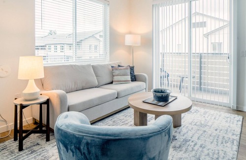 Silver Lake Apartment | Modern Apartment in Prime Location (ID5770X40)