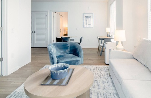 Silver Lake Apartment | Modern Apartment in Prime Location (ID5770X40)