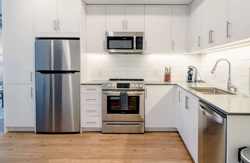 Silver Lake Apartment | Modern Apartment in Prime Location (ID5770X40)