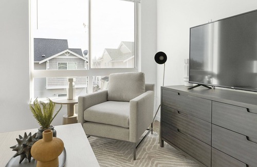 Silver Lake Apartment | Modern Apartment in Prime Location (ID5770X48)