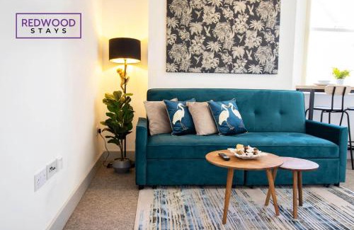 Rushmoor District Apartment | Modern 1 Bed 1 Bath Apartment for Corporates & Contractors, FREE Parking, Wi-Fi & Netflix By REDWOOD STAYS