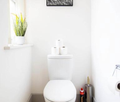 Rushmoor District Apartment | Modern 1 Bed 1 Bath Apartment for Corporates & Contractors, FREE Parking, Wi-Fi & Netflix By REDWOOD STAYS
