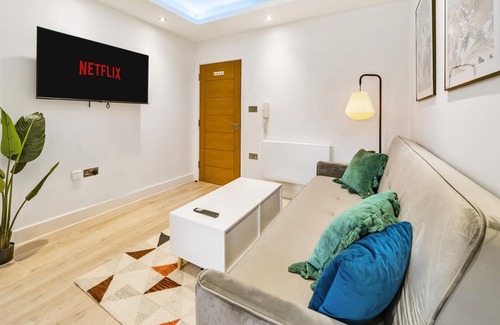 Rushmoor District Apartment | Modern 1 Bed 1 Bath APT in Aldershot