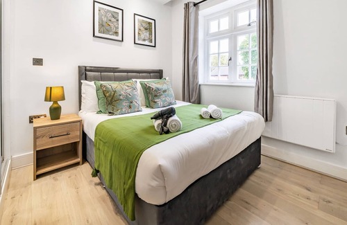 Rushmoor District Apartment | Modern 1 Bed 1 Bath APT in Aldershot