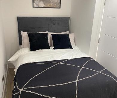 High Wycombe Apartment | Modern 1-Bed Apartment in Buckinghamshire with Free WiFi, Parking & Garden