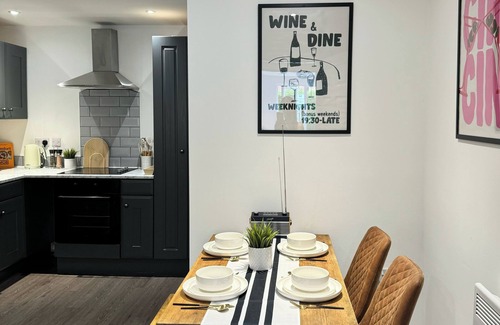 Birkenhead Apartment | Modern 1-Bed Apartment - Sleeps 4 & Central Links