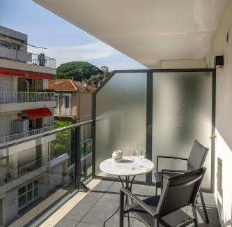Pointe Croisette Apartment | Modern 1 Bed apartment in prestigous area of Cannes a short walk to the Croisette and the Palais 1903