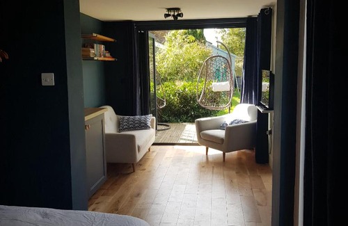 Oxford Apartment | Modern 1-bed apartment, plus parking, near Oxford and the JR