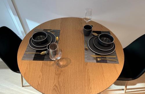 Richmond City Centre Apartment | Modern 1-bed Condo in Richmond