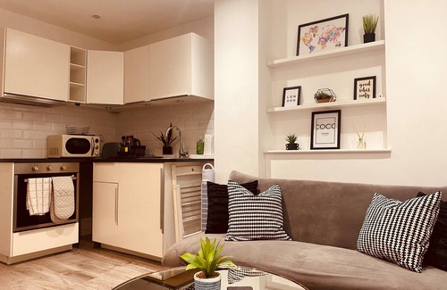 Tower Hamlets Apartment | Modern 1 Bed flat in the heart of Hackney with free Parking