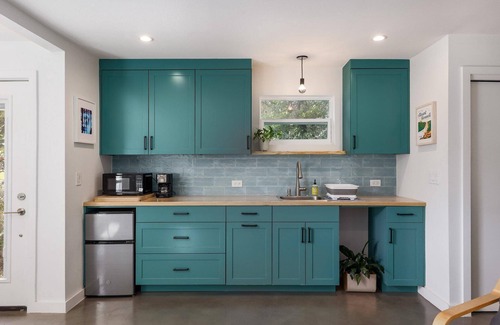 Barton Hills Apartment | Modern 1-bed, kitchen, queen, TV, WiFi.